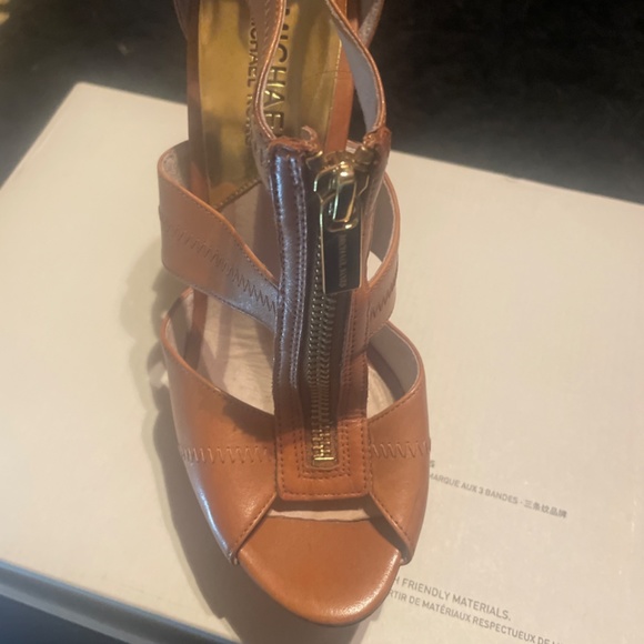 Brand new Michael Kor heels - Picture 2 of 5